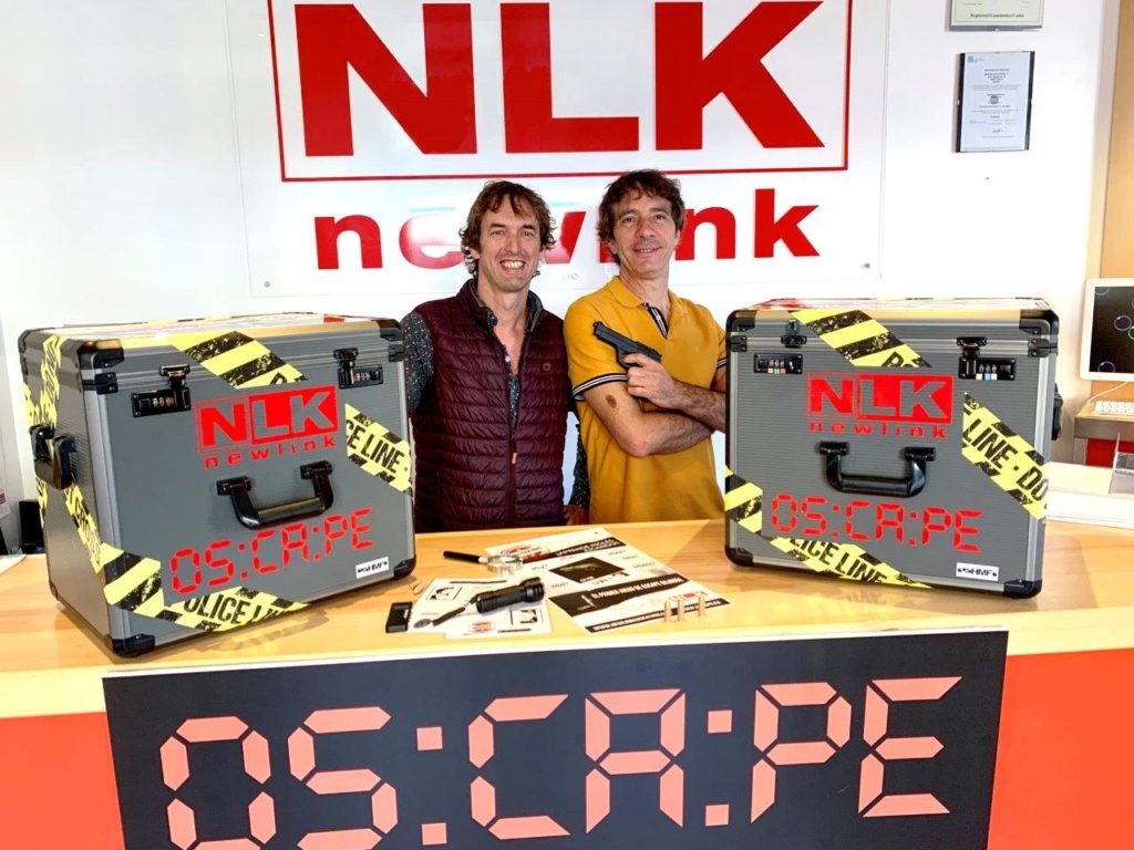 Chema Pascual, fundador de Newlink Education (derecha), y Valero Biarge, fundador de Oscape (izquierda), con la imagen del nuevo juego